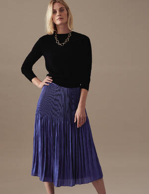 marksandspencer_AW22_Partywear_T50_8089T_plisovana midaxi sukne_modra_2199Kc_modelka.jpg
